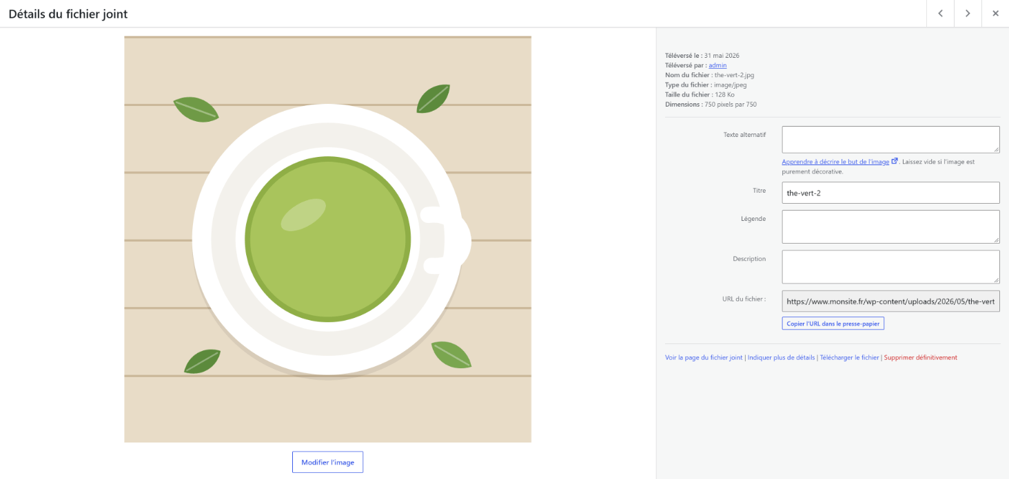 Fenêtre Détails du fichier joint : à gauche la photo d'une tasse de thé vert et le bouton Modifier l'image ; à droite les informations du fichier (nom, type, taille, dimensions), puis les champs Texte alternatif (vide), Titre, Légende, Description et URL du fichier.